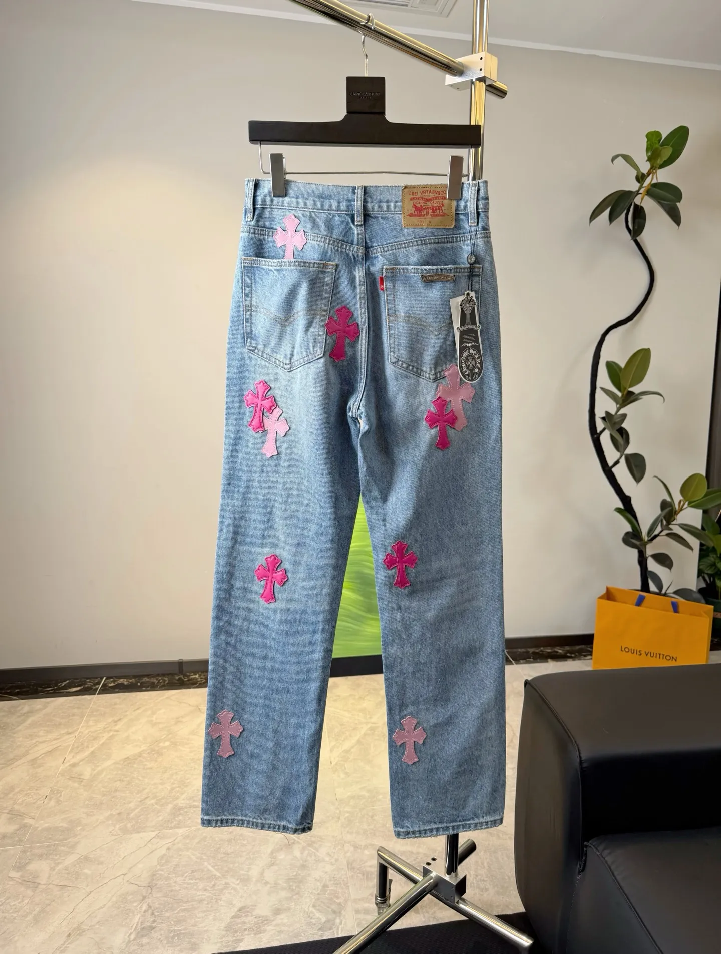 P280 Style number D: 311 Chrome Hearts washed blue and pink leather jeans Size: s-XXL (28 30 32 34 36) Color: washed blue Size reference 28 pants length 100 waist circumference 72 30 pants length 101 waist circumference 76 32 pants length 103 waist circumference 80 34 pants length 104 waist circumference 84 36 pants length 106 waist circumference 88